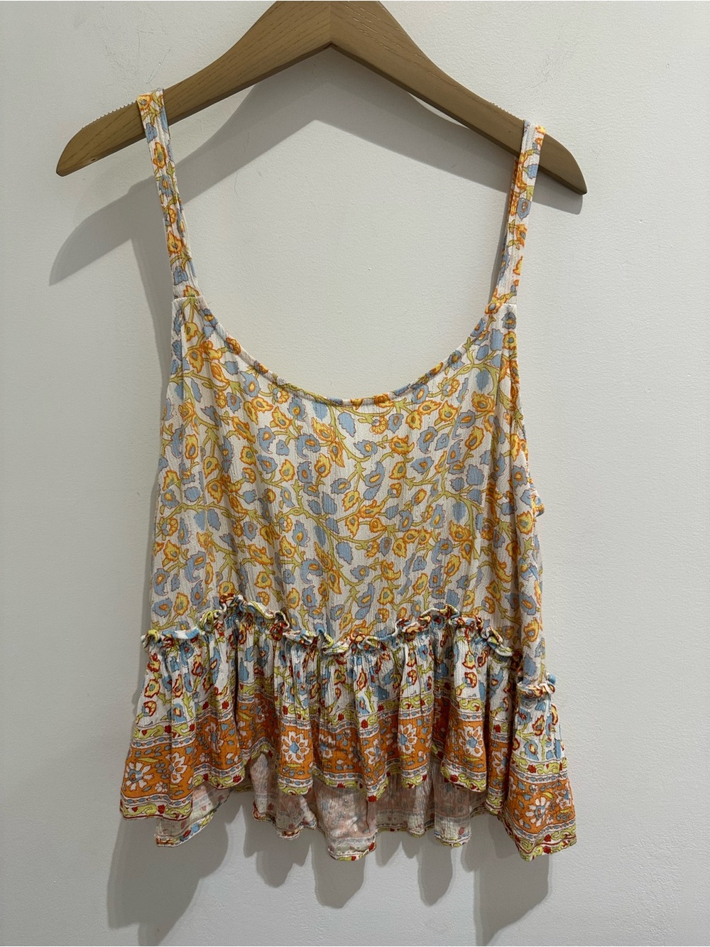 cupcakes & cashmere Ivory Floral Ruffle-Hem cropped top